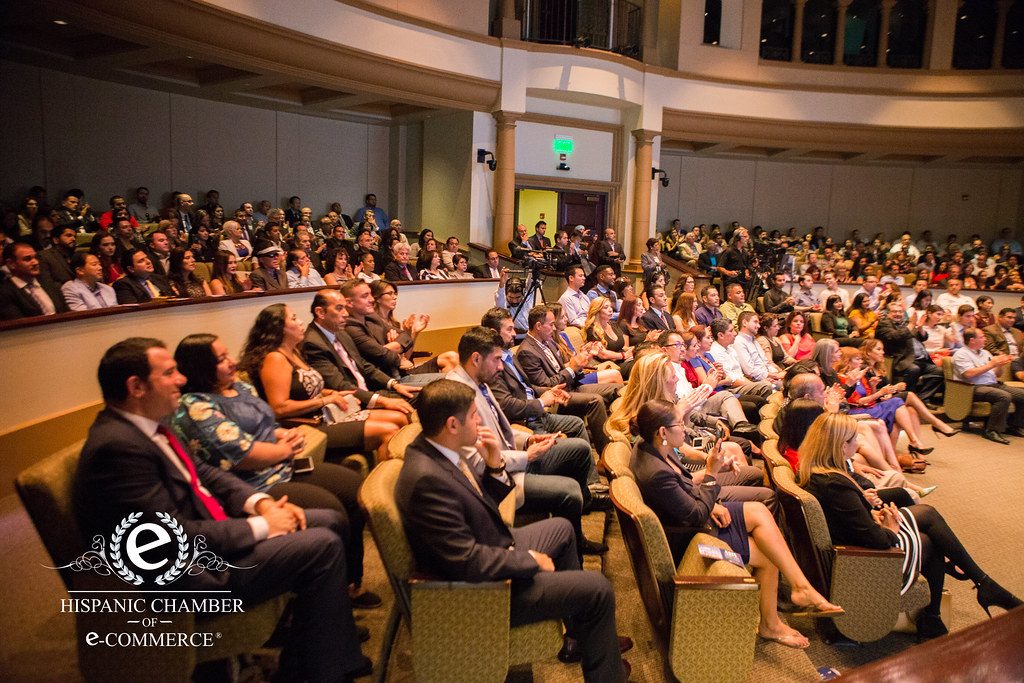 Auditorio lleno en un evento de la Fundación HISCEC