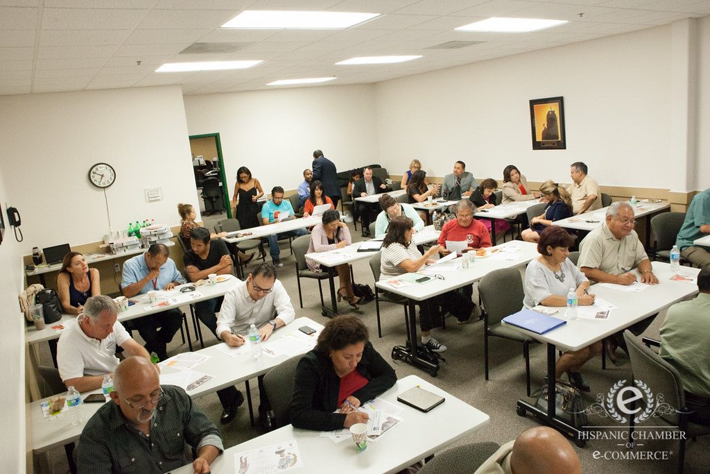 Participantes en un taller de educación financiera bilingüe