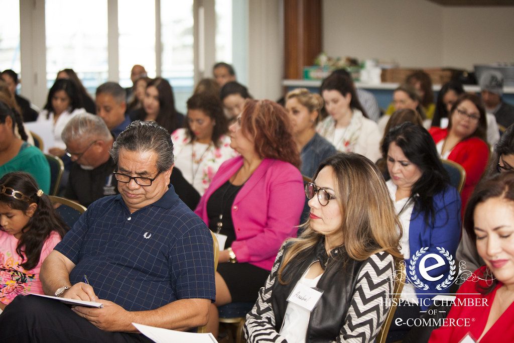 Asistentes tomando notas en un taller financiero de la Fundación HISCEC